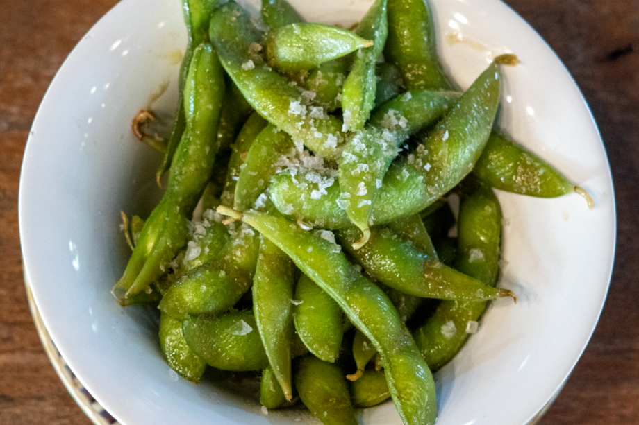 Edamame com vinagrete asiática defumada