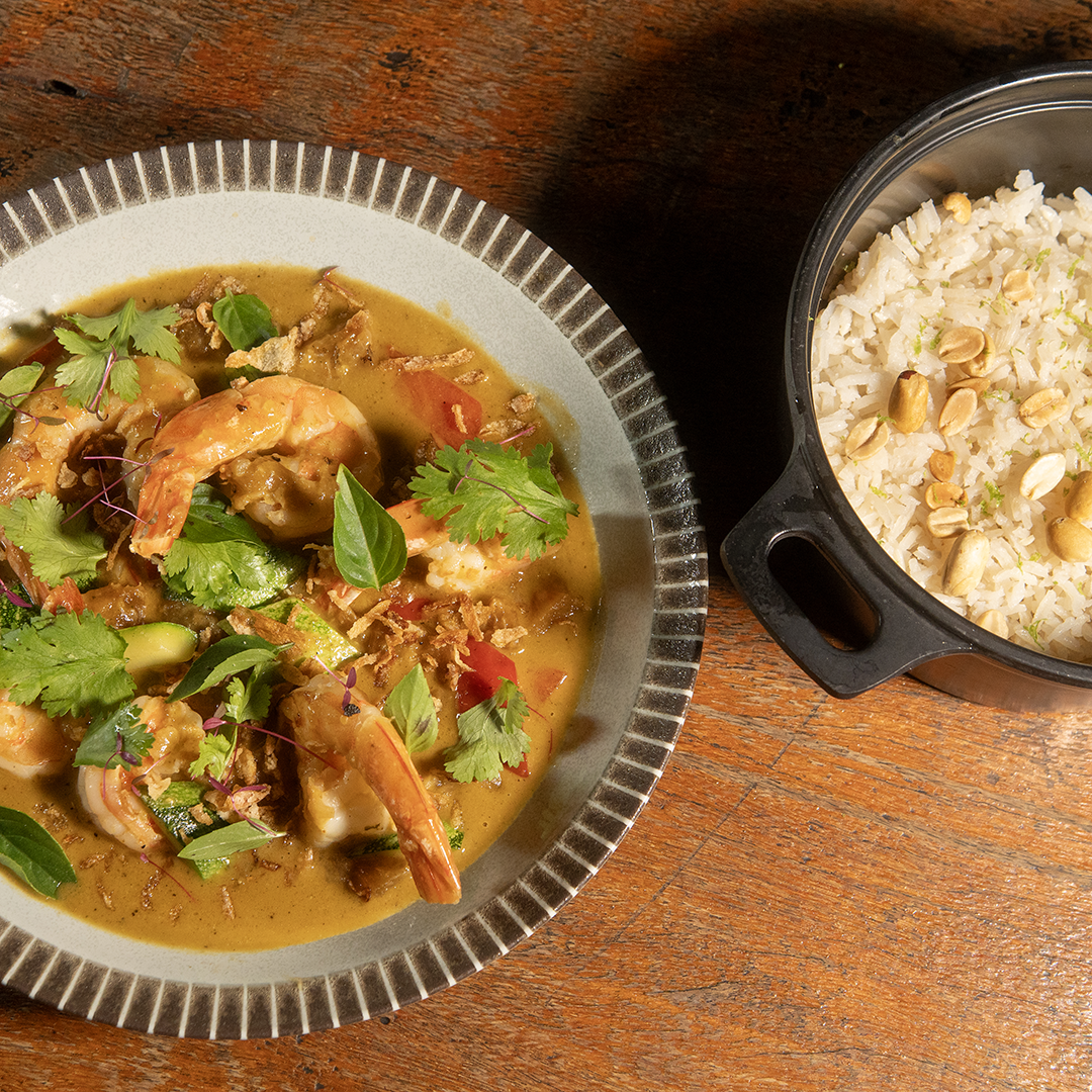 Curry tailandês de camarões com abacaxi e arroz basmati